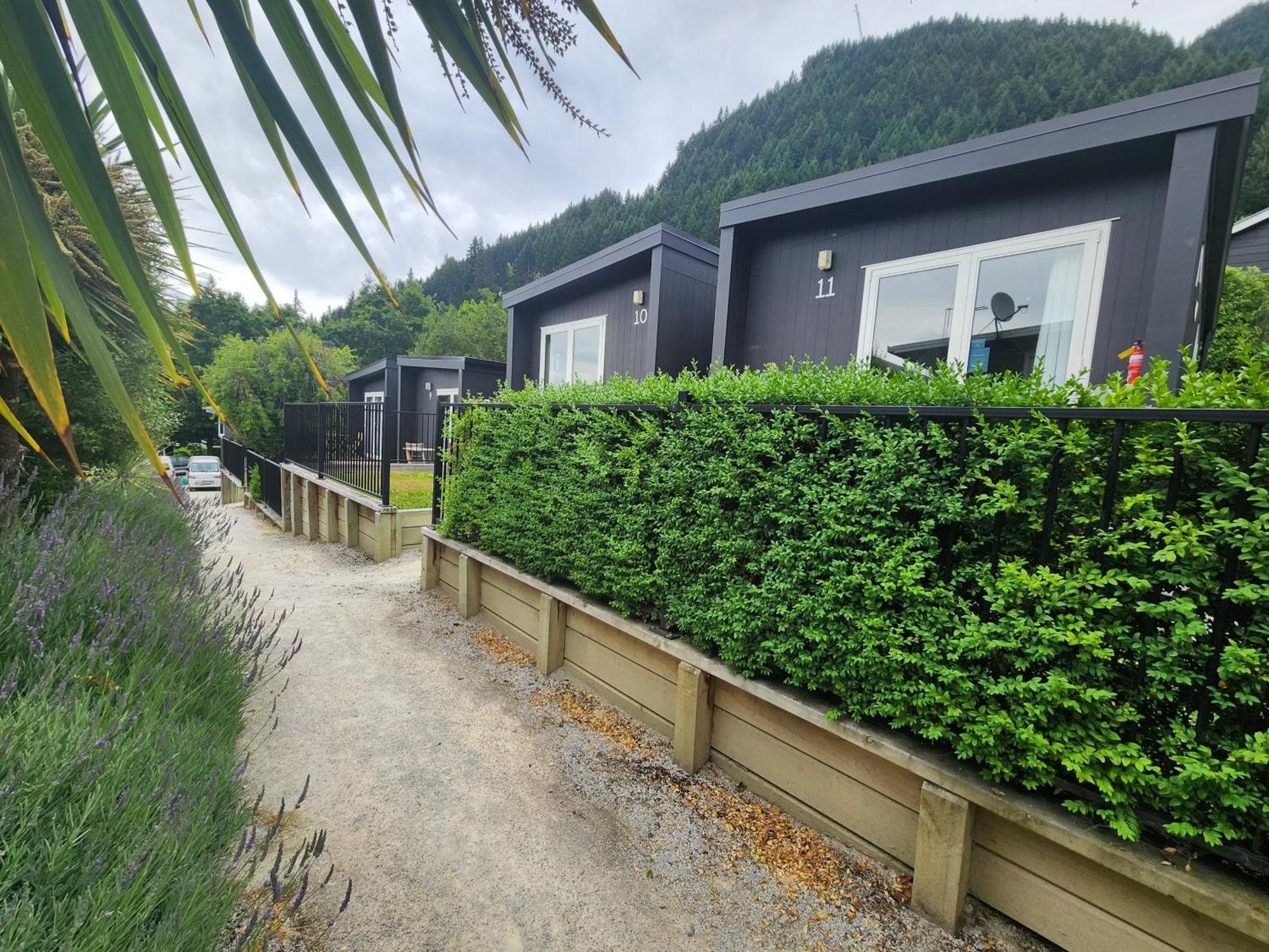 Pinewood Queenstown Extérieur photo