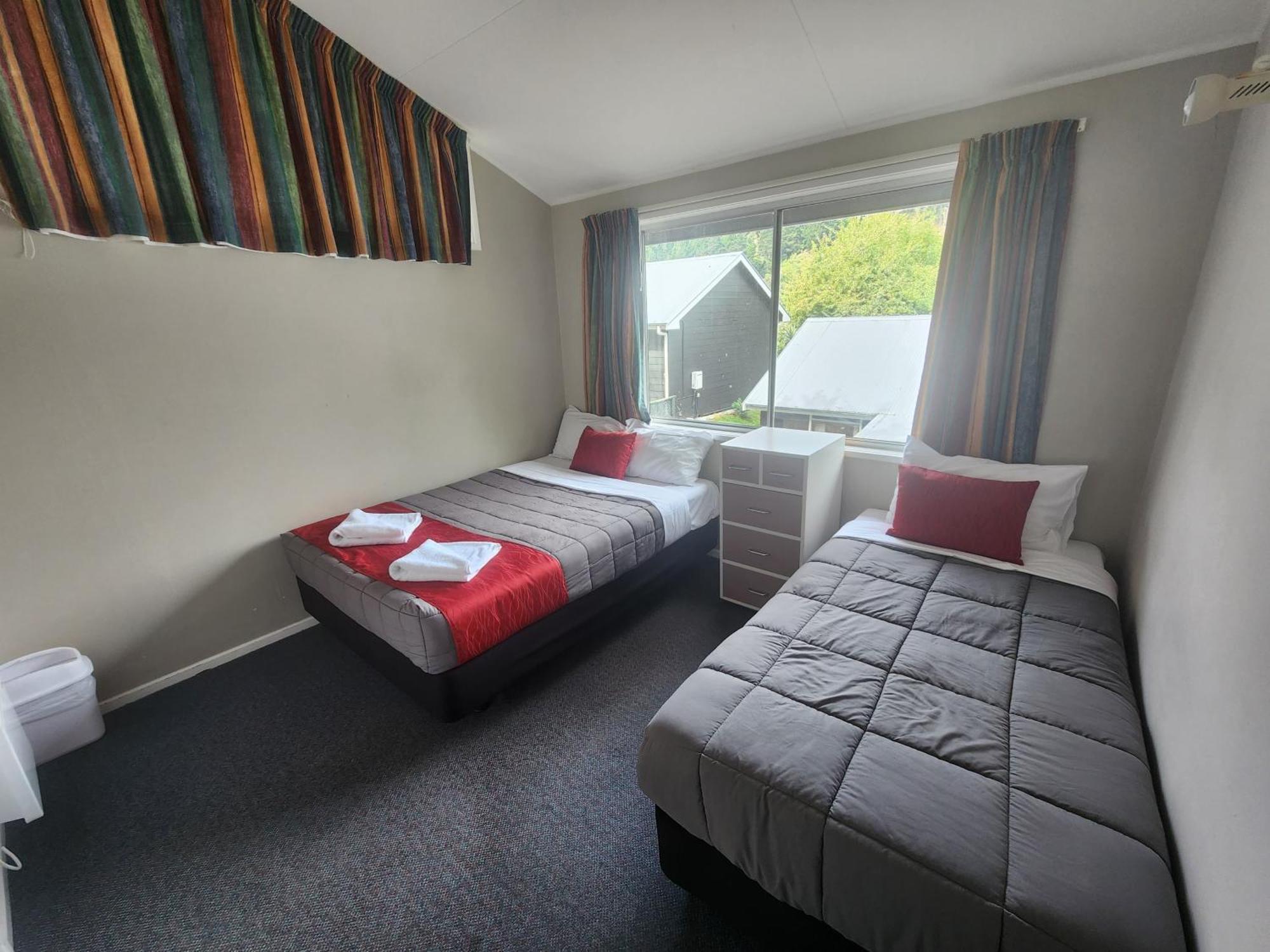 Pinewood Queenstown Extérieur photo
